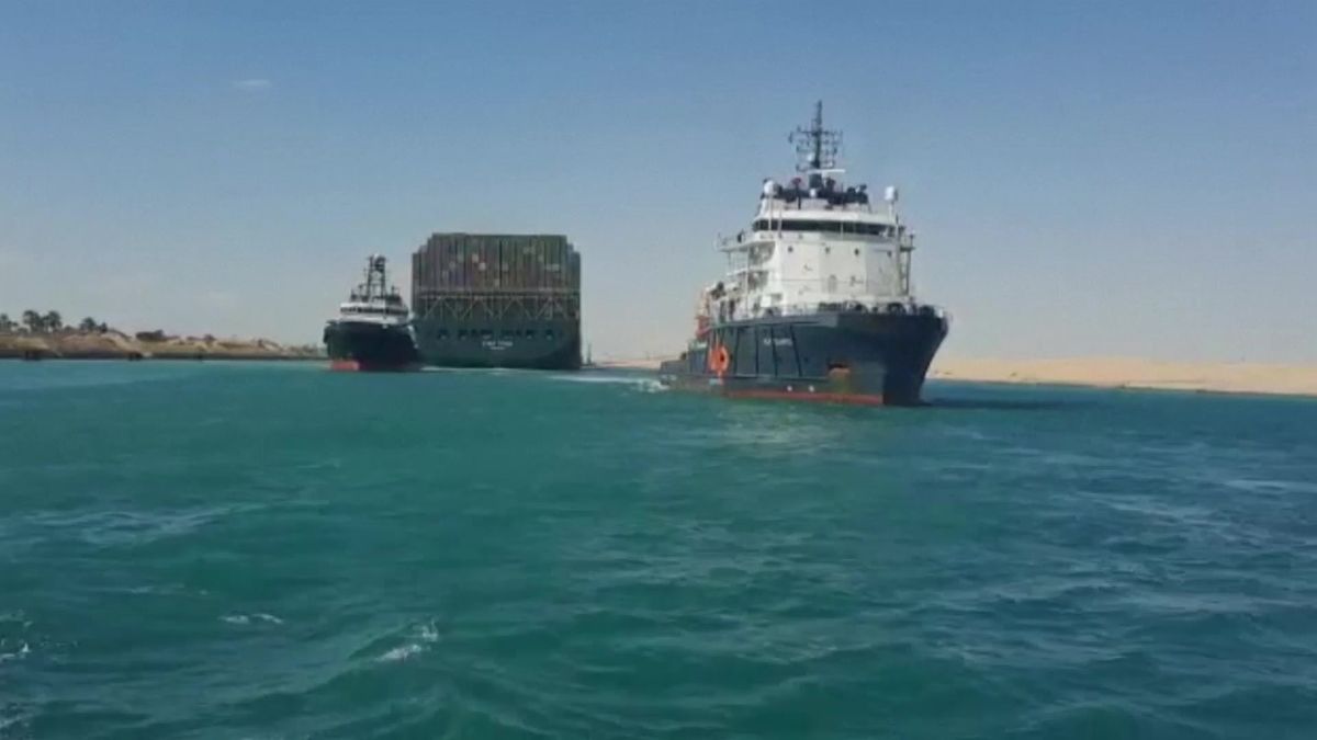Video: Na lodích ve frontě na Suezský průplav hladoví tisíce zvířat
